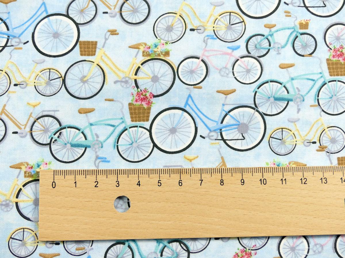 Patchworkstoff mit vielen bunten Fahrrädern aus der Kollektion Beach Bound mit Maß